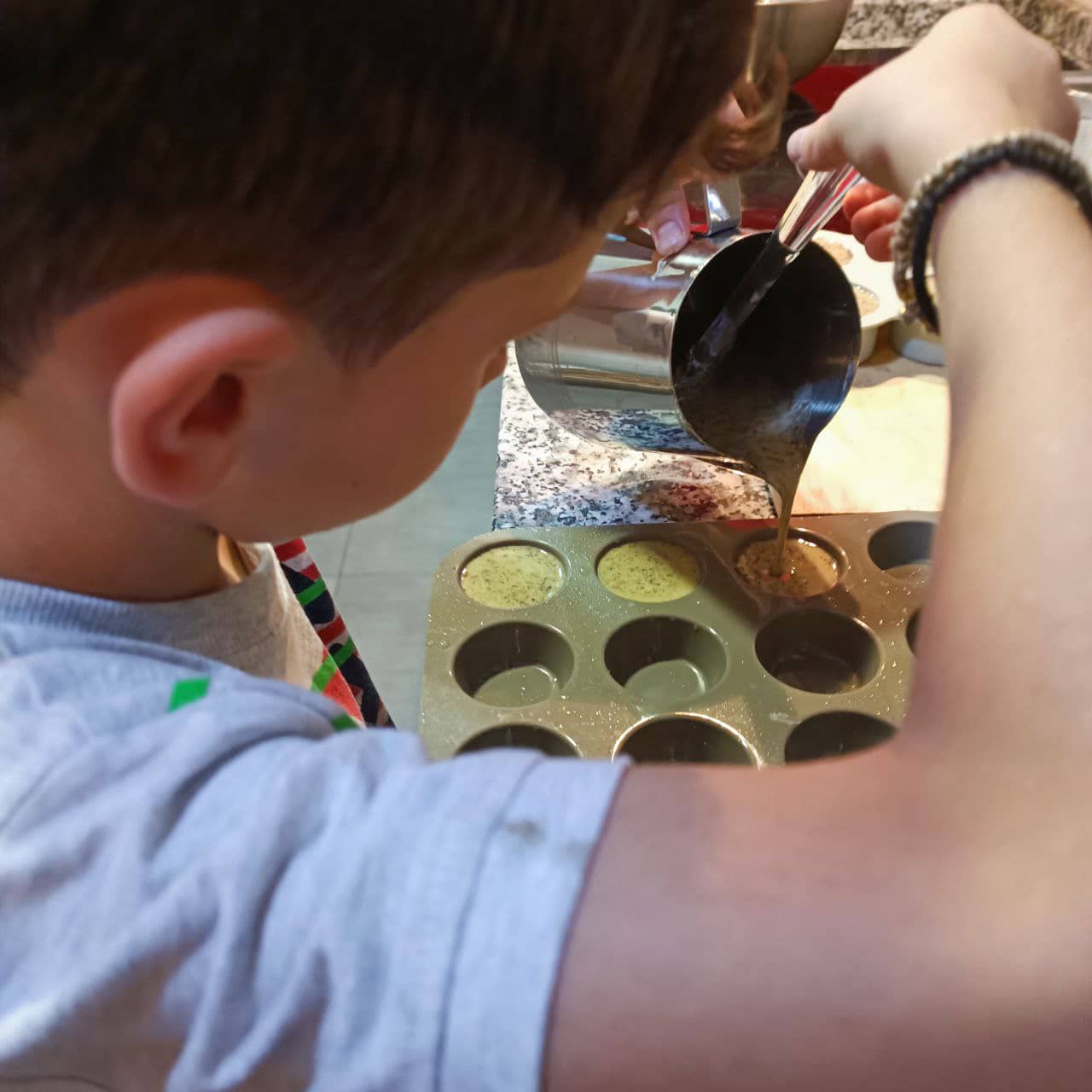 Mario preparando Jabones artesanales en Pamplona